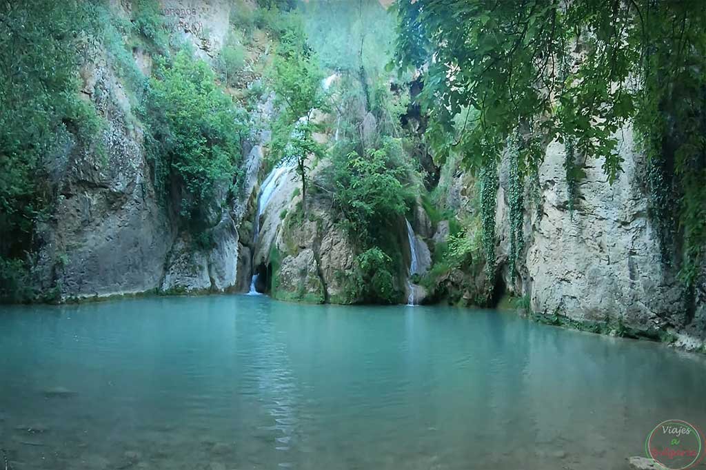 Paisaje de Hotnishki vodopadi en Bulgaria