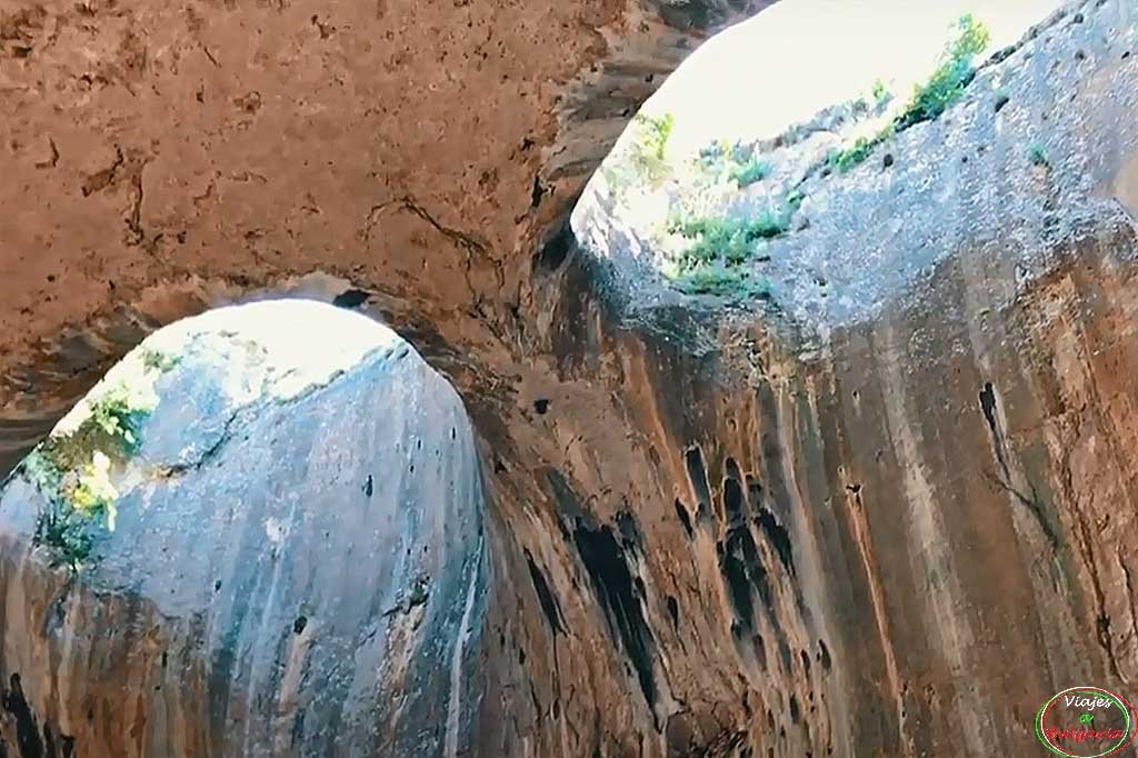 La cueva Prohodna-Los ojos de Dios en Bulgaria