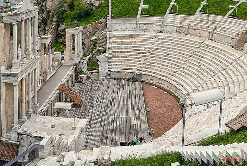 Vista de cerca el Teatro Romano en Plovdiv Bulgaria.